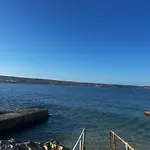 Charming Seaside Lejlighed